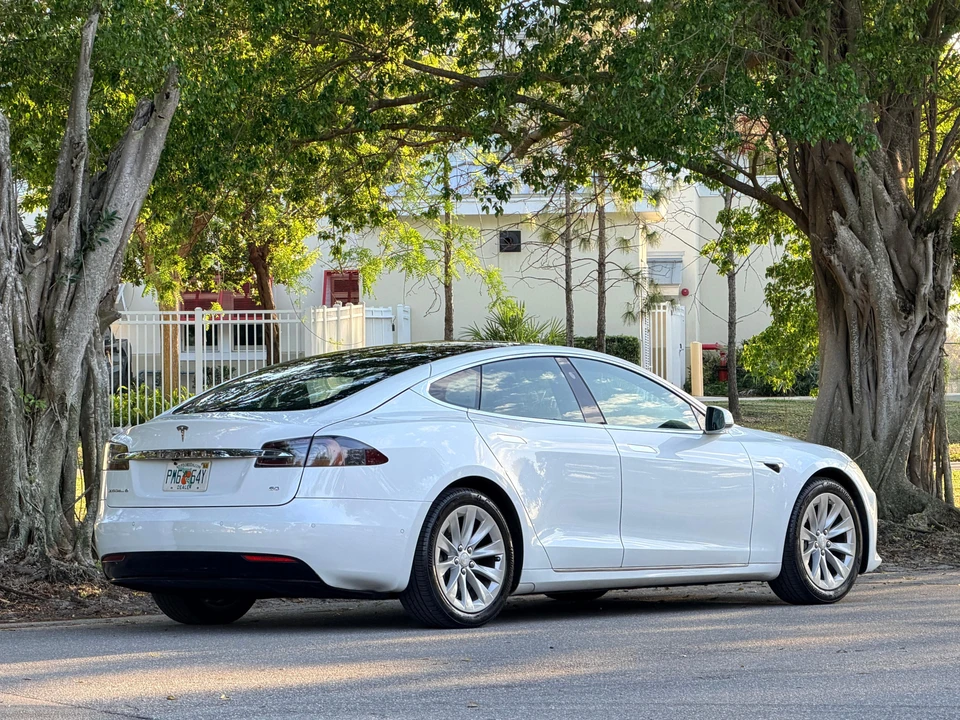 2017 Tesla Model S - Image 17 of 31