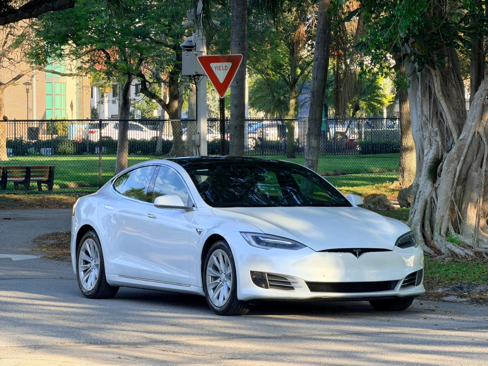 2017 Tesla Model S - Image 21 of 31
