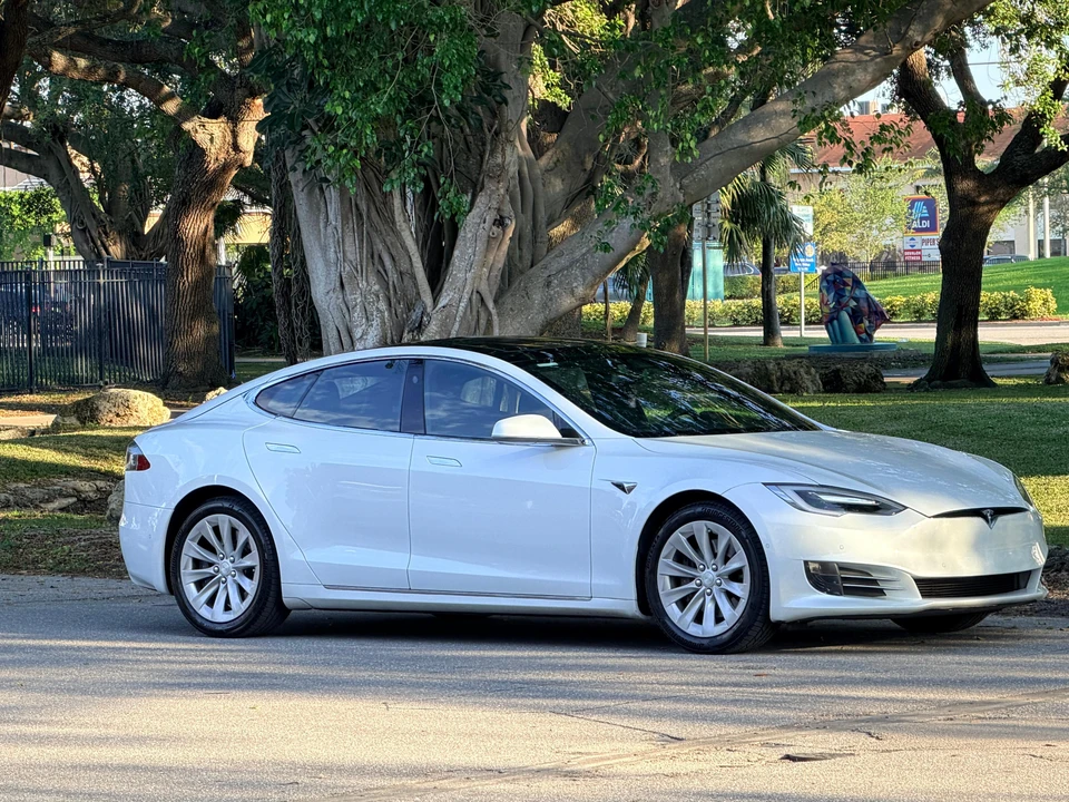 2017 Tesla Model S - Image 19 of 31