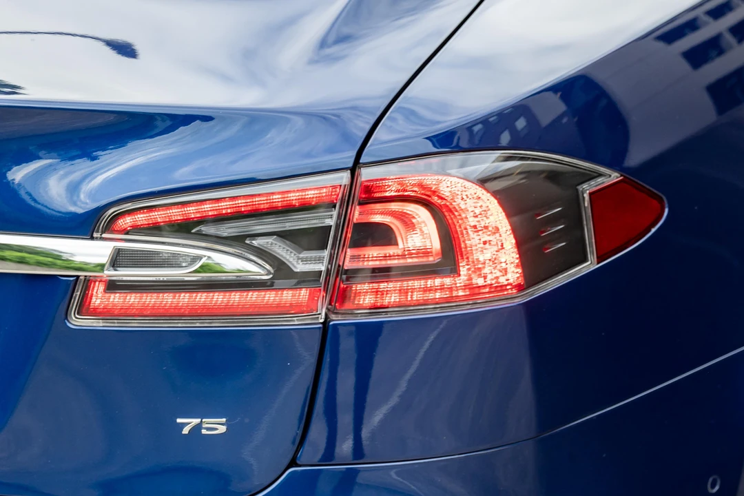 2017 Tesla Model S - Image 26 of 31