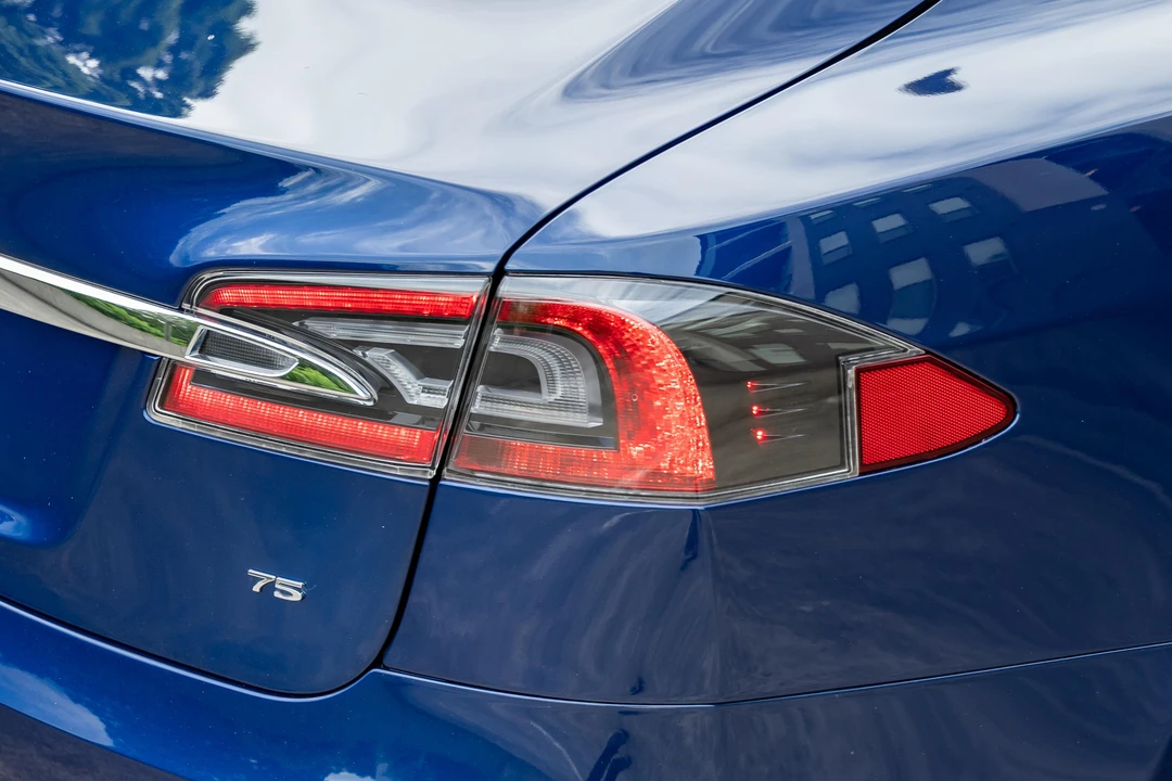 2017 Tesla Model S - Image 27 of 31