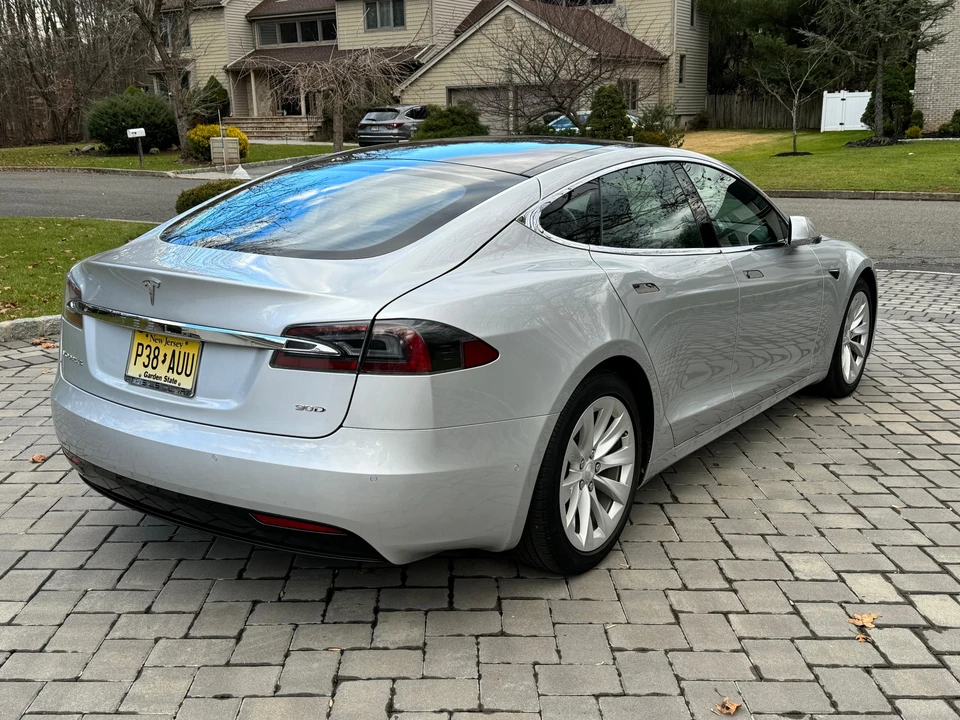 2017 Tesla Model S - Image 18 of 31