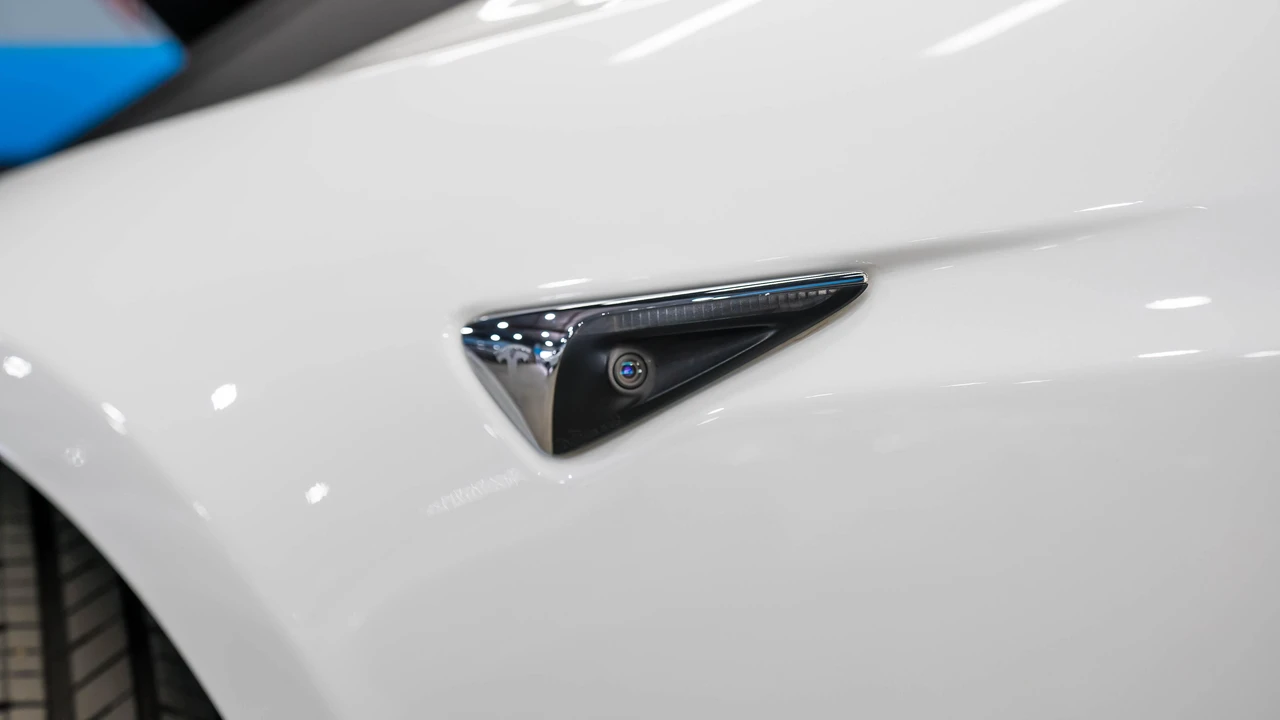 2017 Tesla Model S - Image 19 of 31