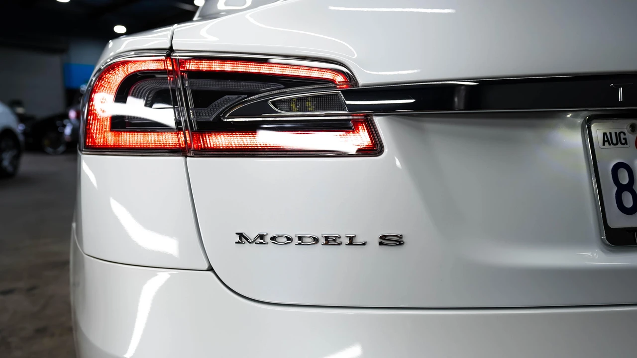 2017 Tesla Model S - Image 24 of 31