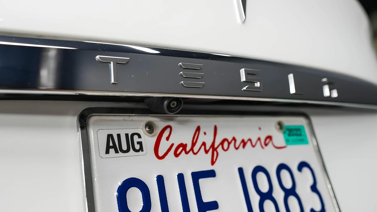 2017 Tesla Model S - Image 25 of 31