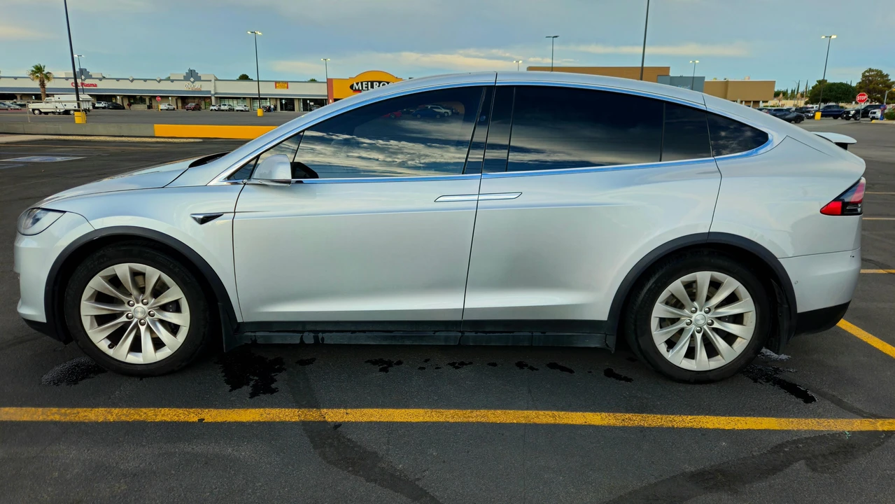 2017 Tesla Model X - Image 8 of 31