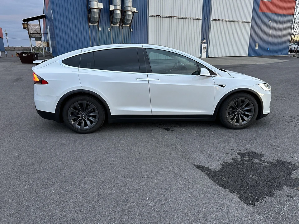 2017 Tesla Model X - Image 10 of 31