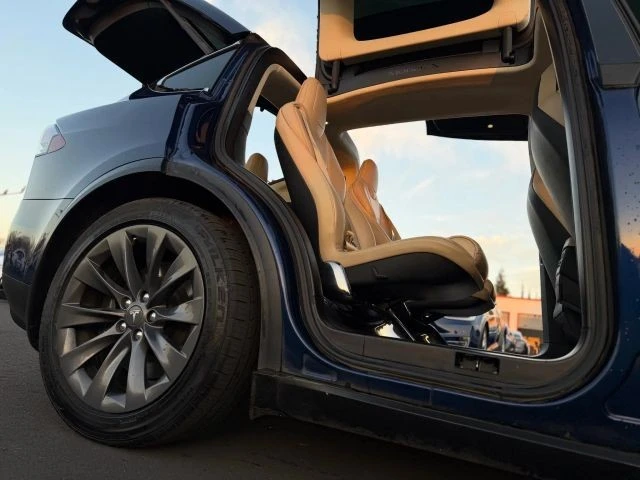 2017 Tesla Model X - Image 18 of 21
