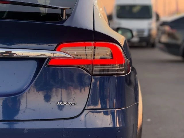 2017 Tesla Model X - Image 9 of 21
