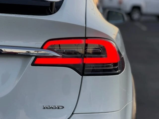2017 Tesla Model X - Image 9 of 21