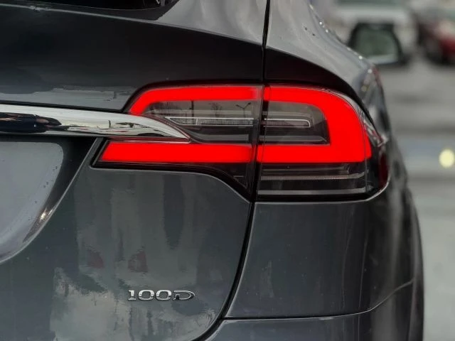 2017 Tesla Model X - Image 10 of 12