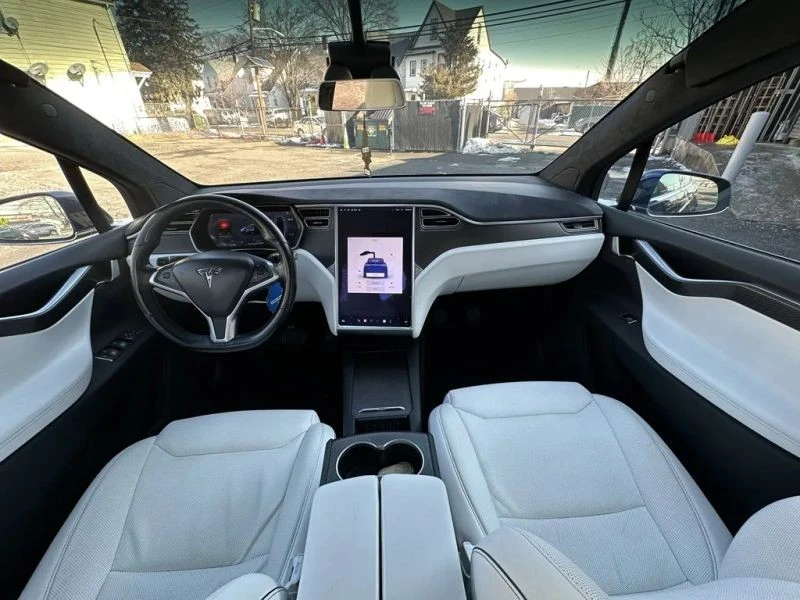 2017 Tesla Model X - Image 9 of 12