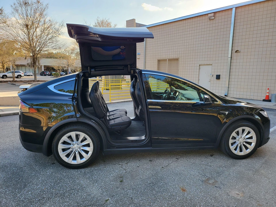 2017 Tesla Model X - Image 15 of 31