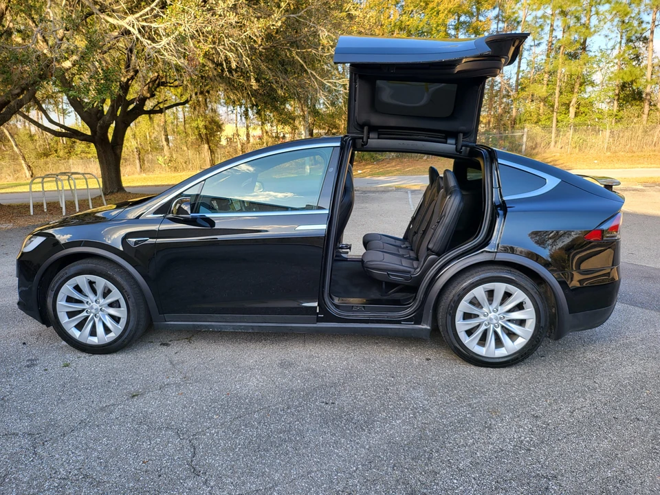 2017 Tesla Model X - Image 10 of 31