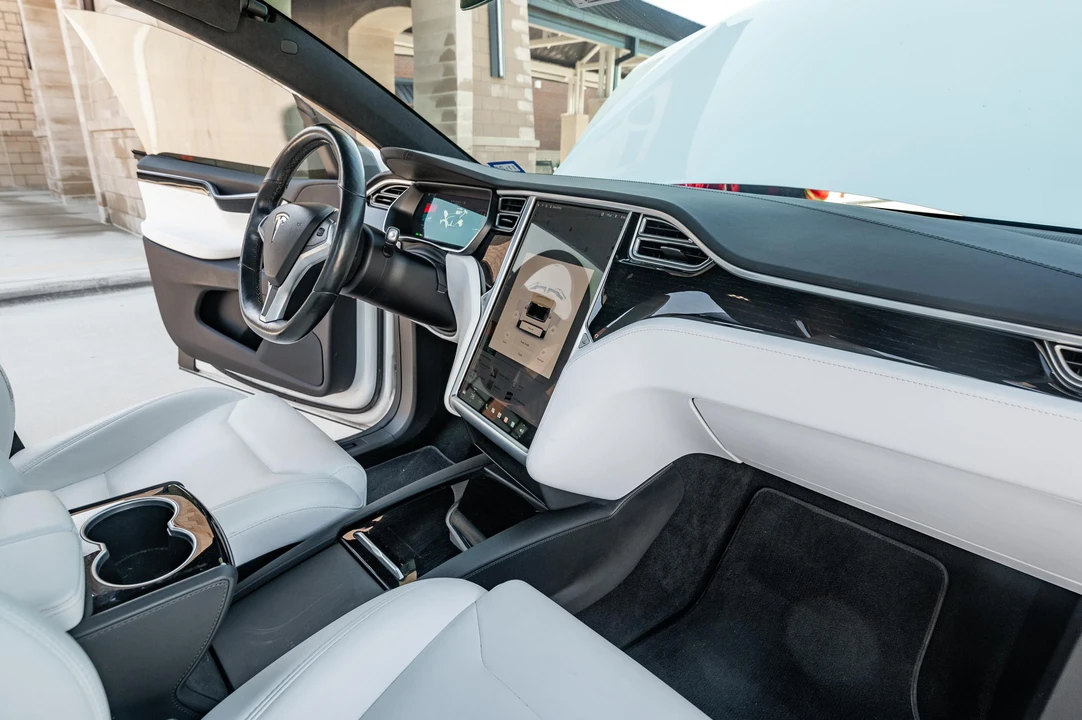 2017 Tesla Model X - Image 29 of 31