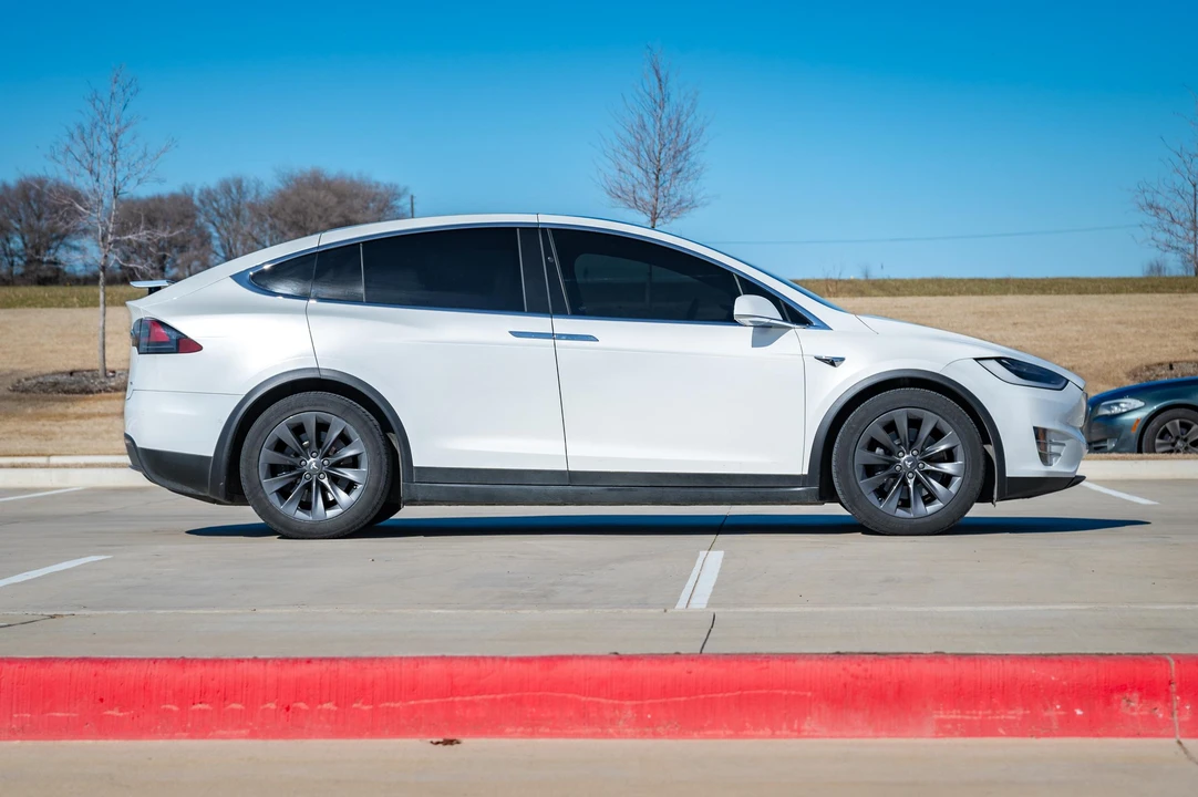 2017 Tesla Model X - Image 8 of 31