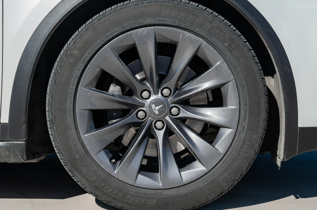 2017 Tesla Model X - Image 16 of 31