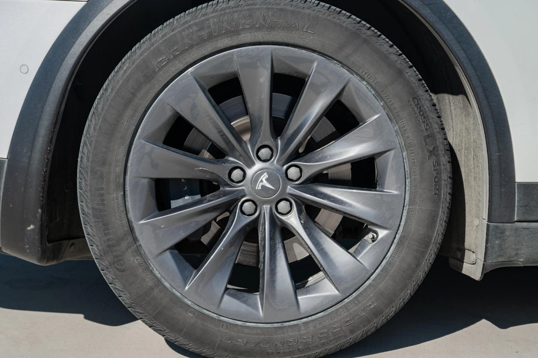 2017 Tesla Model X - Image 15 of 31