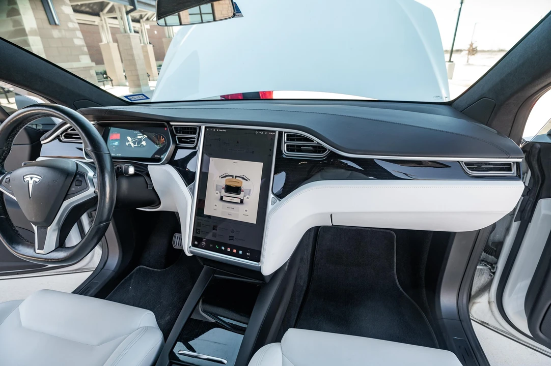 2017 Tesla Model X - Image 28 of 31