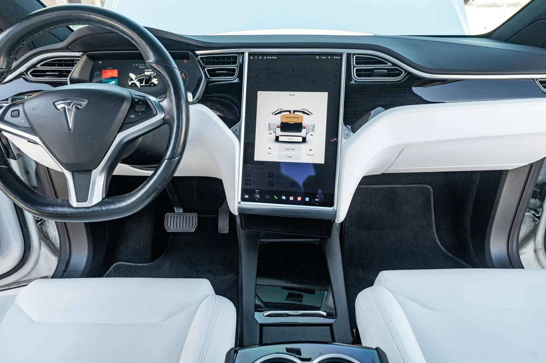 2017 Tesla Model X - Image 27 of 31