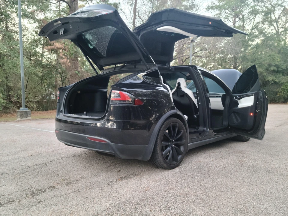 2017 Tesla Model X - Image 25 of 31