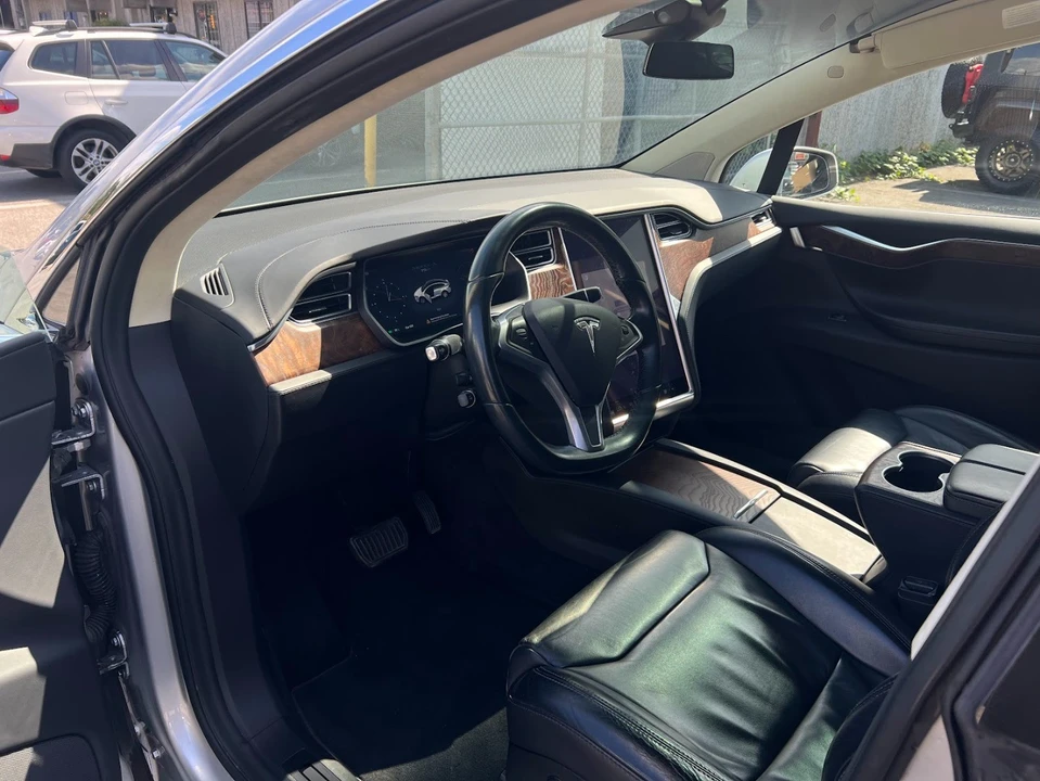 2017 Tesla Model X - Image 9 of 13