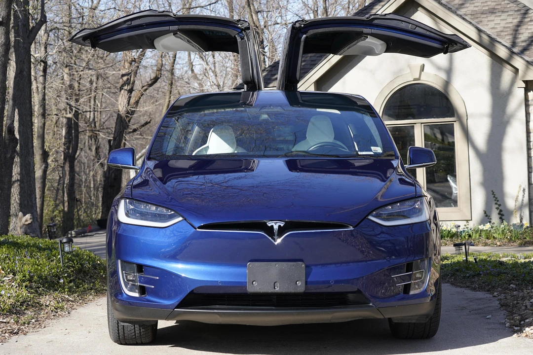 2017 Tesla Model X - Image 2 of 10