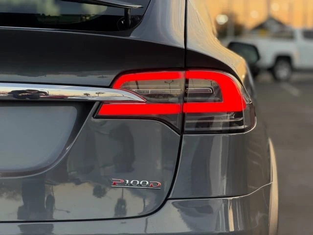 2017 Tesla Model X - Image 9 of 12