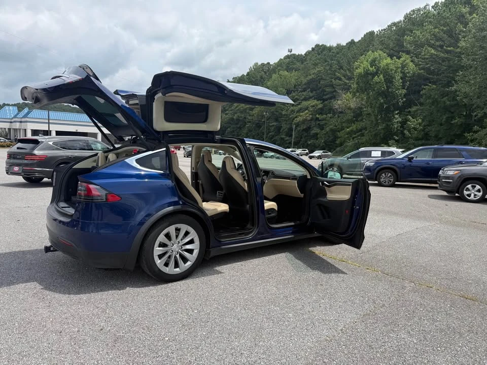 2017 Tesla Model X - Image 8 of 18