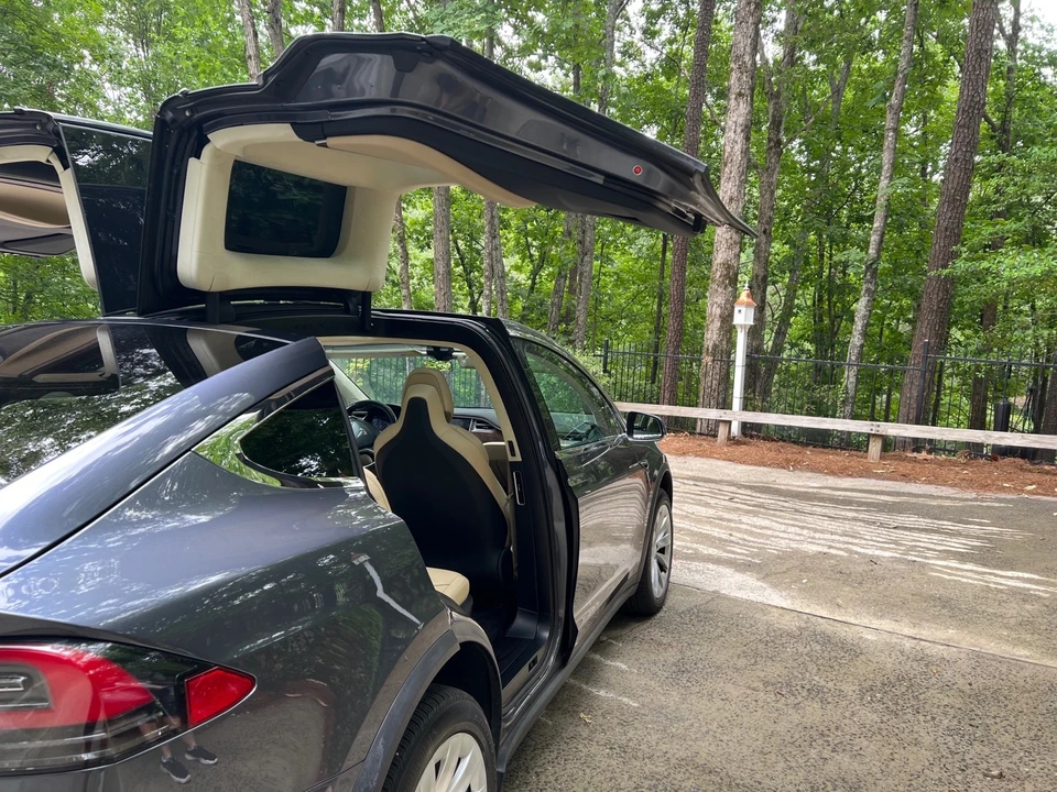 2017 Tesla Model X - Image 9 of 21