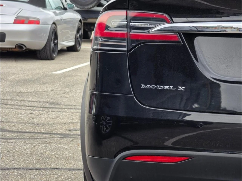 2017 Tesla Roadster - Image 11 of 31