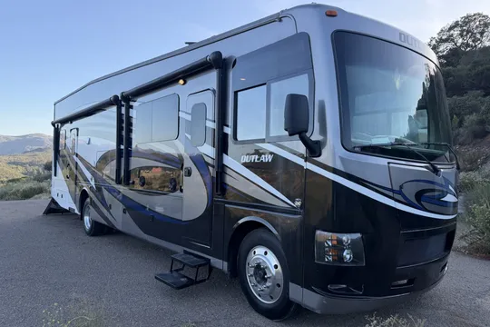 2017 Thor Outlaw 37BG Motorhome & Toy Hauler