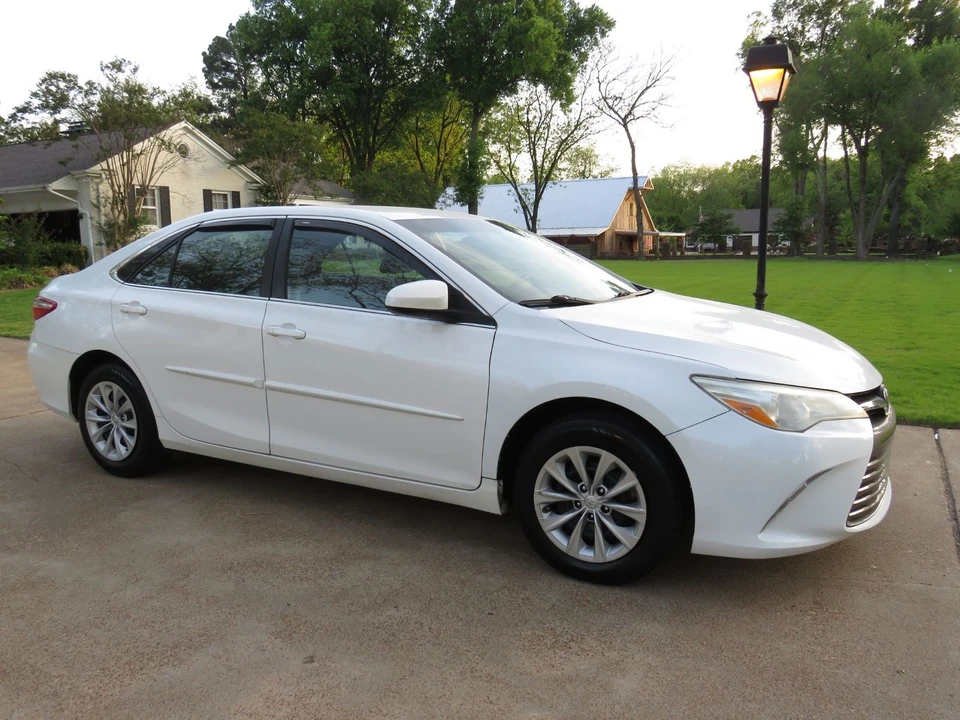 2017 Toyota Camry 7th Gen - Image 2 of 12
