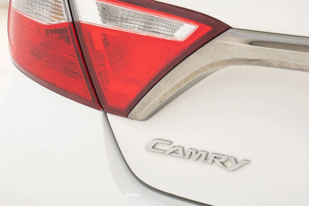 2017 Toyota Camry 7th Gen - Image 13 of 21