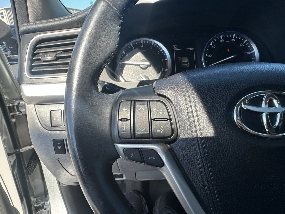 2017 Toyota Highlander - Image 9 of 12