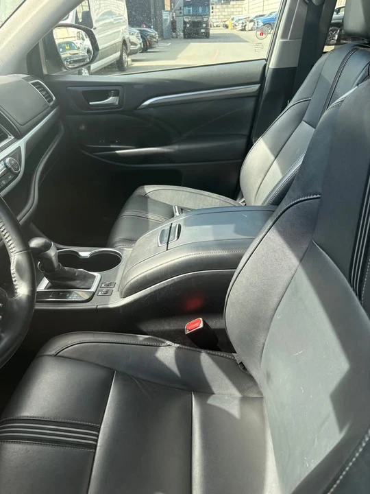 2017 Toyota Highlander - Image 7 of 8