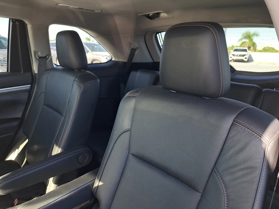 2017 Toyota Highlander - Image 10 of 21