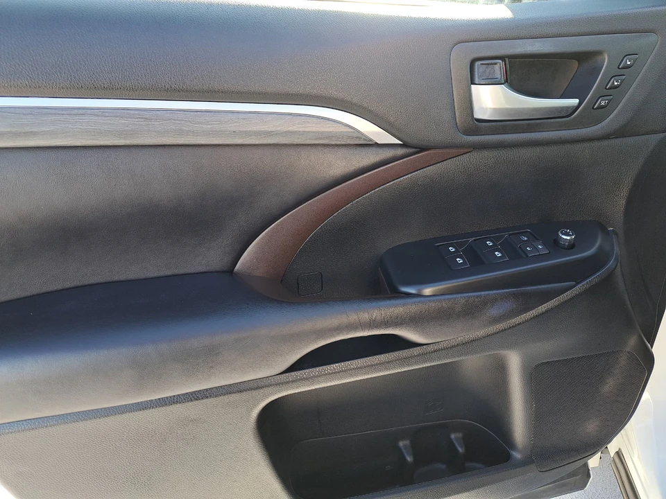 2017 Toyota Highlander - Image 19 of 21