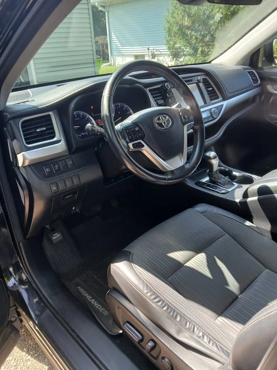 2017 Toyota Highlander - Image 8 of 12