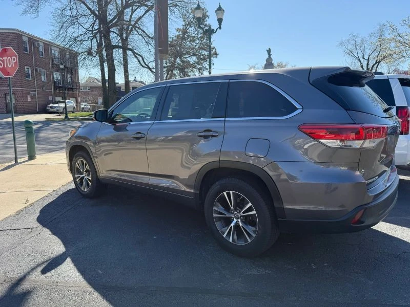 2017 Toyota Highlander - Image 10 of 12