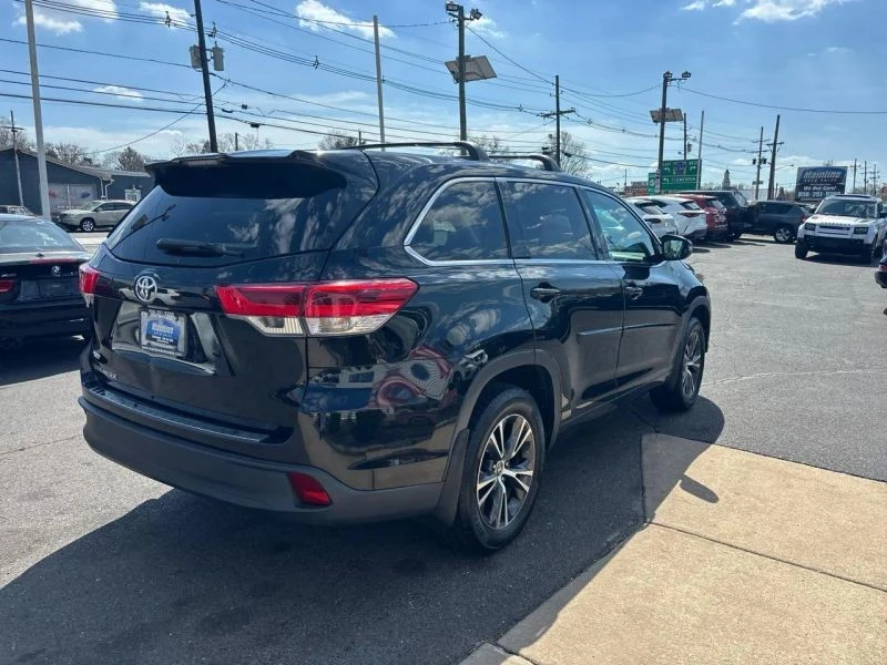 2017 Toyota Highlander - Image 7 of 12