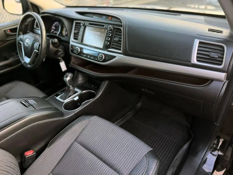 2017 Toyota Highlander - Image 8 of 11