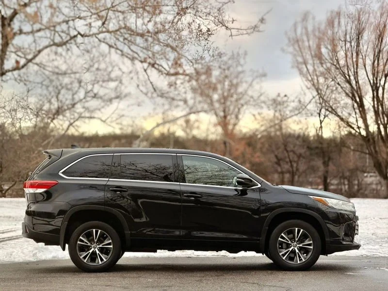 2017 Toyota Highlander - Image 8 of 12