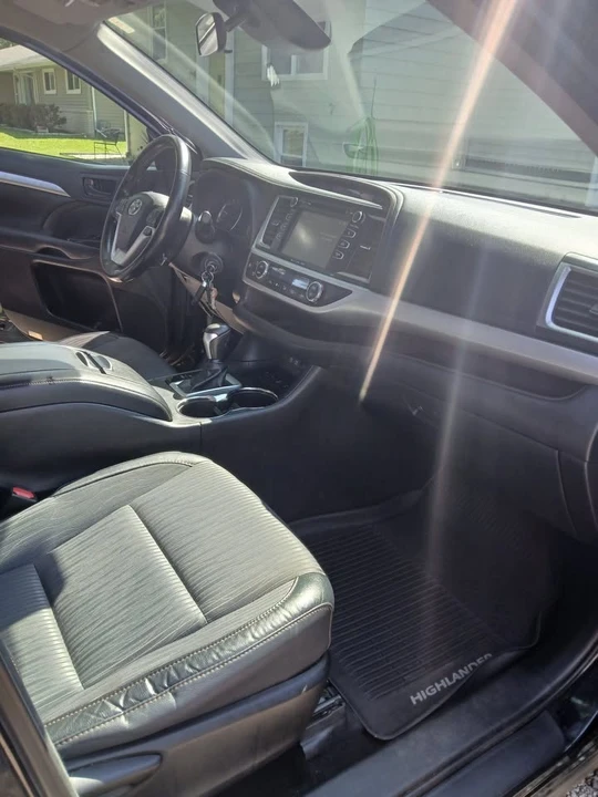 2017 Toyota Highlander - Image 2 of 11