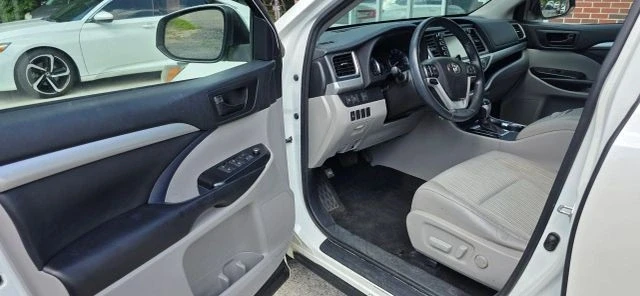 2017 Toyota Highlander - Image 10 of 21
