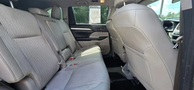 2017 Toyota Highlander - Image 18 of 21