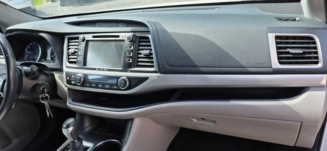 2017 Toyota Highlander - Image 14 of 21
