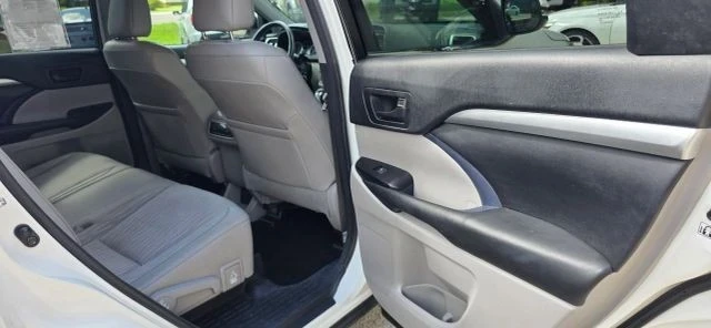 2017 Toyota Highlander - Image 17 of 21
