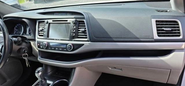 2017 Toyota Highlander - Image 14 of 21