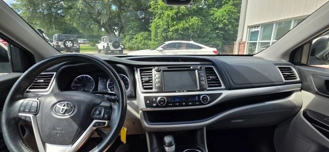 2017 Toyota Highlander - Image 13 of 21